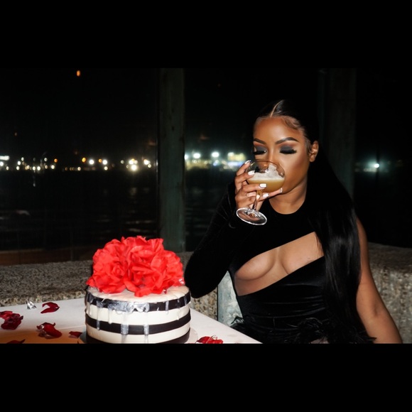 Meet your Posher, Courtney - Picture 1 of 1